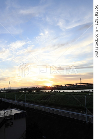 荒川、西新井大橋和首都高速環線的夜景[東京都足立區] 129392550
