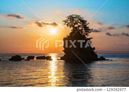 Sunrise at Amaharashi Coast, Toyama Bay 129392977