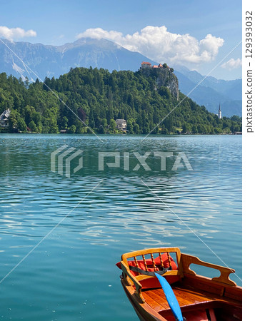 漂浮在阿爾卑斯山之眼的船隻 129393032