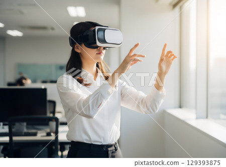 一位年輕女子使用 VR 眼鏡體驗未來 129393875