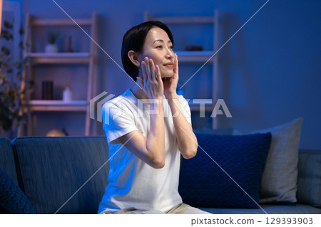 中年婦女睡前做皮膚護理 中年婦女睡前做皮膚護理 129393903