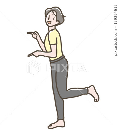 一位身穿瑜珈服的女士指著 129394615