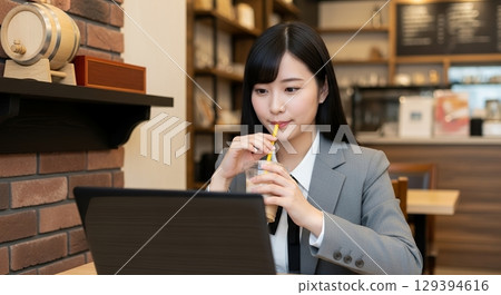 在咖啡館工作的女商人 129394616