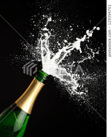 黑色背景中的香檳酒瓶 129394701