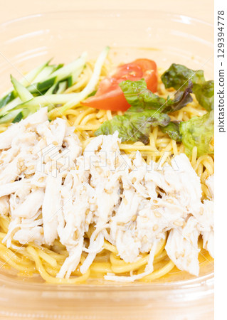 美味的雞肉冷麵 美味的雞肉冷麵 129394778