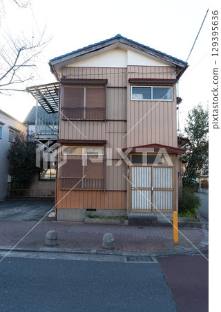 破舊的兩層樓房，昭和時代的鐵皮建築，典型的日本房屋 129395636
