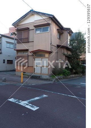 破舊的兩層樓房，昭和時代的鐵皮建築，典型的日本房屋 129395637