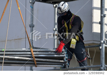 公寓大樓大規模修繕工程 - 鷹架工人正在搭建臨時鷹架 公寓大樓大規模修繕工程 - 鷹架工人正在搭建臨時鷹架 129398942