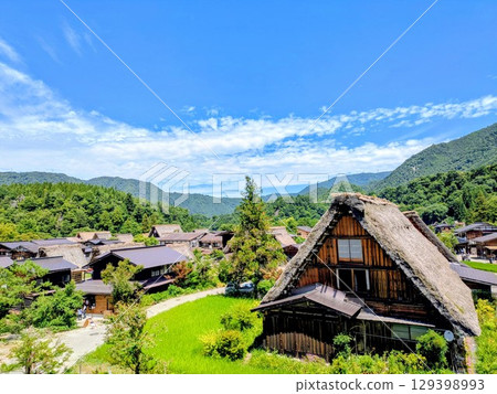 白川鄉合掌屋及藍天 白川鄉合掌屋及藍天 129398993