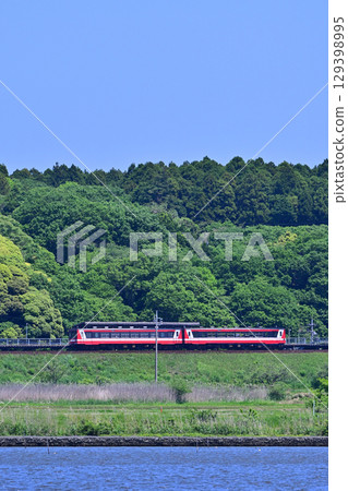 鹿島臨海鐵道6000種柴油列車停靠綠意盎然的北浦湖畔站 鹿島臨海鐵道6000種柴油列車停靠綠意盎然的北浦湖畔站 129398995