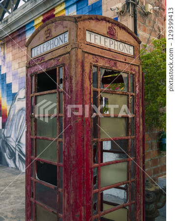 曼谷詩娜卡琳鐵道市場的復古電話亭雕塑 / 泰國曼谷 129399413