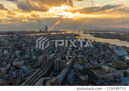大阪城市景觀：從大阪灣塔欣賞黃昏時的大阪灣景色 129399755