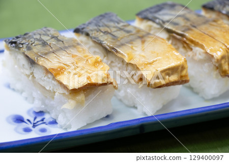 Grilled mackerel sushi 129400097