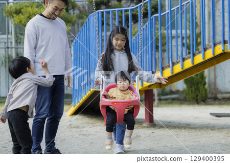 父母和孩子在公園玩耍 父母和孩子在公園玩耍 129400395