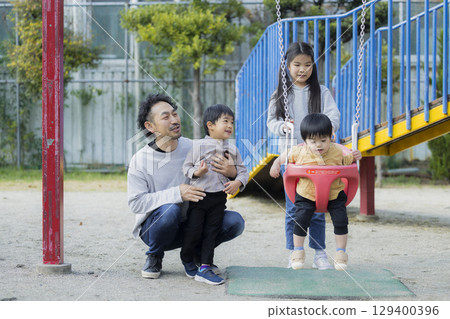 父母和孩子在公園玩耍 父母和孩子在公園玩耍 129400396