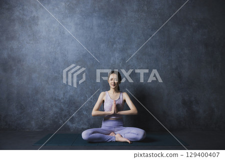 做瑜伽的女人 129400407