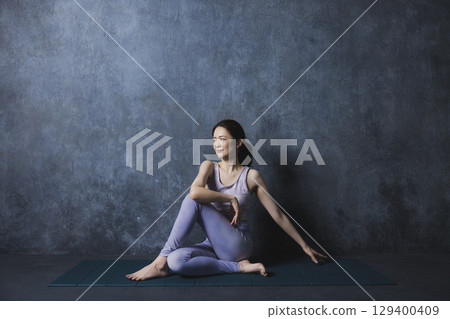 Women who do yoga Women who do yoga 129400409