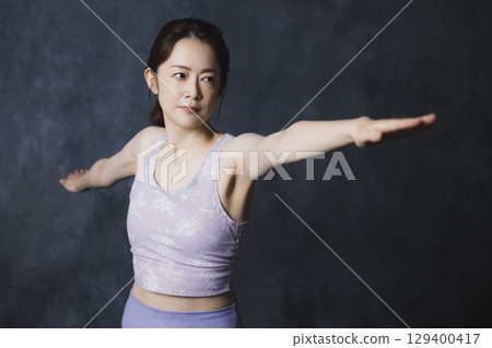 Women who do yoga Women who do yoga 129400417