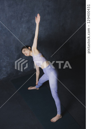 做瑜伽的女人 做瑜伽的女人 129400431