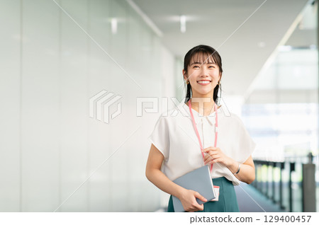 在辦公室工作的年輕女商人 在辦公室工作的年輕女商人 129400457