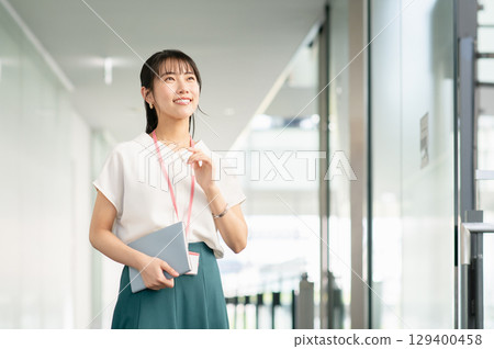 在辦公室工作的年輕女商人 129400458