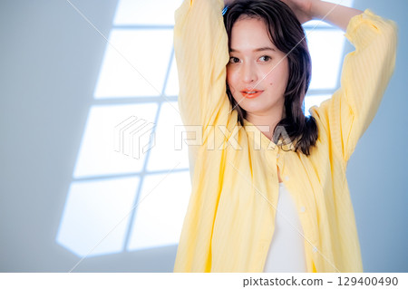 看照相機的一個少婦 129400490