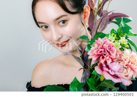 有花束的少婦 129400501