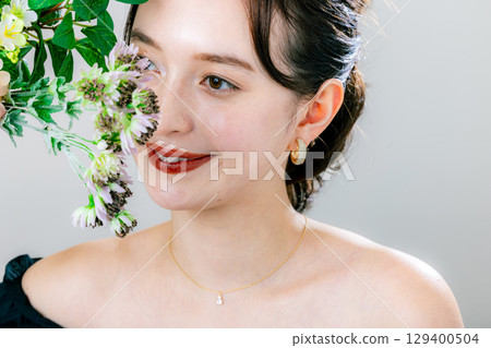 有花束的少婦 129400504