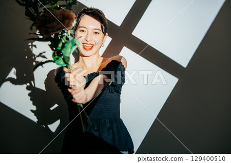 穿著漂亮衣服的女人 129400510