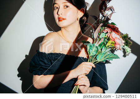 穿著漂亮衣服的女人 129400511