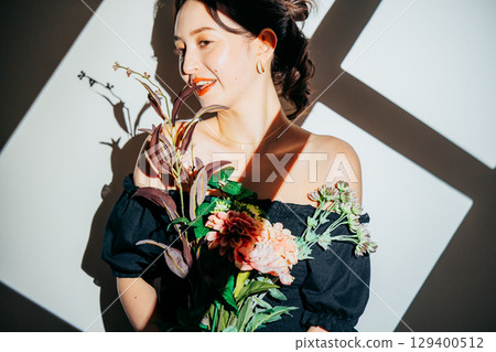 穿著漂亮衣服的女人 129400512