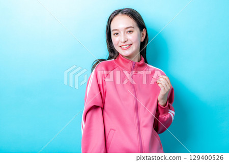 穿著球衣的年輕女子 129400526