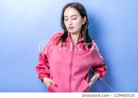穿著球衣的年輕女子 129400528