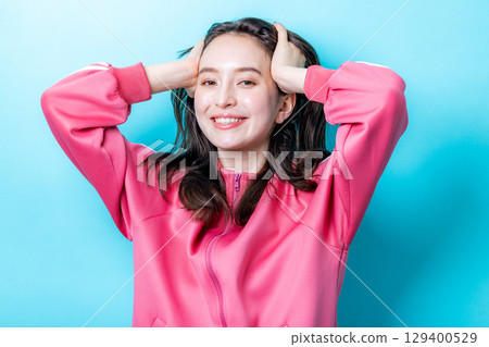 穿著球衣的年輕女子 129400529