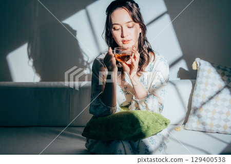 年輕女子，肖像，假期，放鬆 129400538