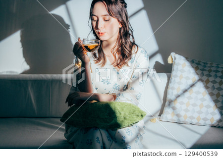 年輕女子，肖像，假期，放鬆 129400539