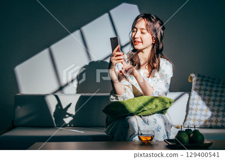操作智能手機的女人 129400541