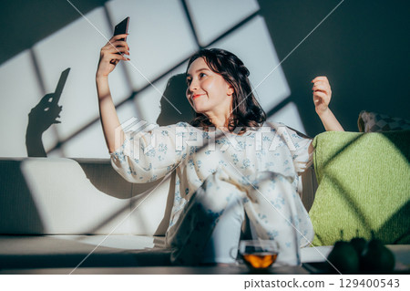 操作智能手機的女人 129400543