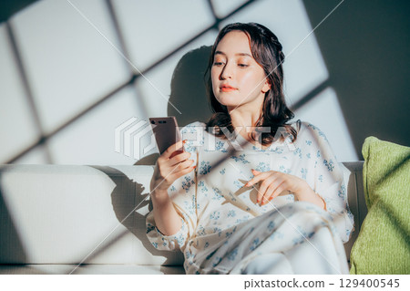 操作智能手機的女人 129400545
