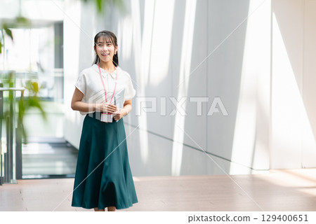 在辦公室工作的年輕女商人 在辦公室工作的年輕女商人 129400651