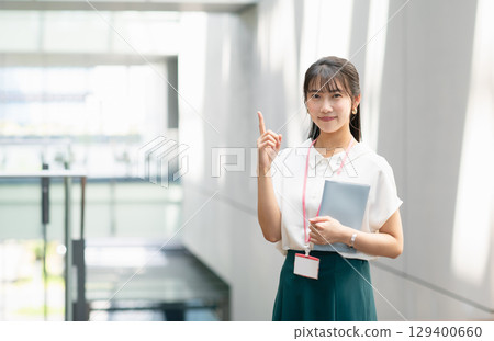 在辦公室工作的年輕女商人 129400660