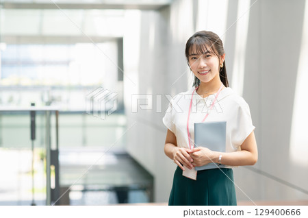Young business woman working in the office 129400666
