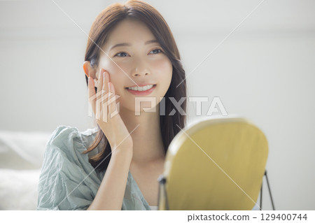 一名年輕女子正在做皮膚護理 129400744