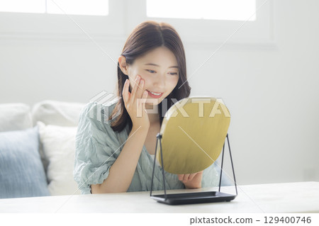 一名年輕女子正在做皮膚護理 129400746