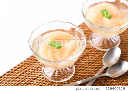 White peach jelly 129400819