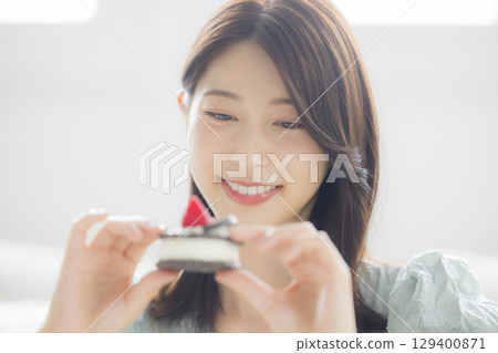 吃蛋糕的一個少婦 吃蛋糕的一個少婦 129400871
