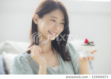 吃蛋糕的一個少婦 129400873