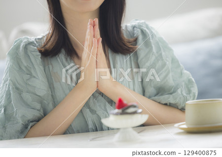 吃蛋糕的一個少婦 吃蛋糕的一個少婦 129400875