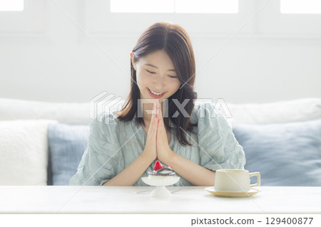 A young woman eating a cake 129400877