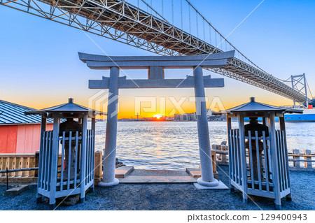 Wabukari Shrine, Kanmon Bridge and sunset in winter, Kitakyushu City, Fukuoka Prefecture 129400943